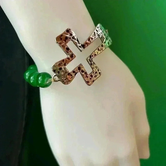 Kelly green bracelet with hammered silver cross, stretchy - Picture 3 of 4